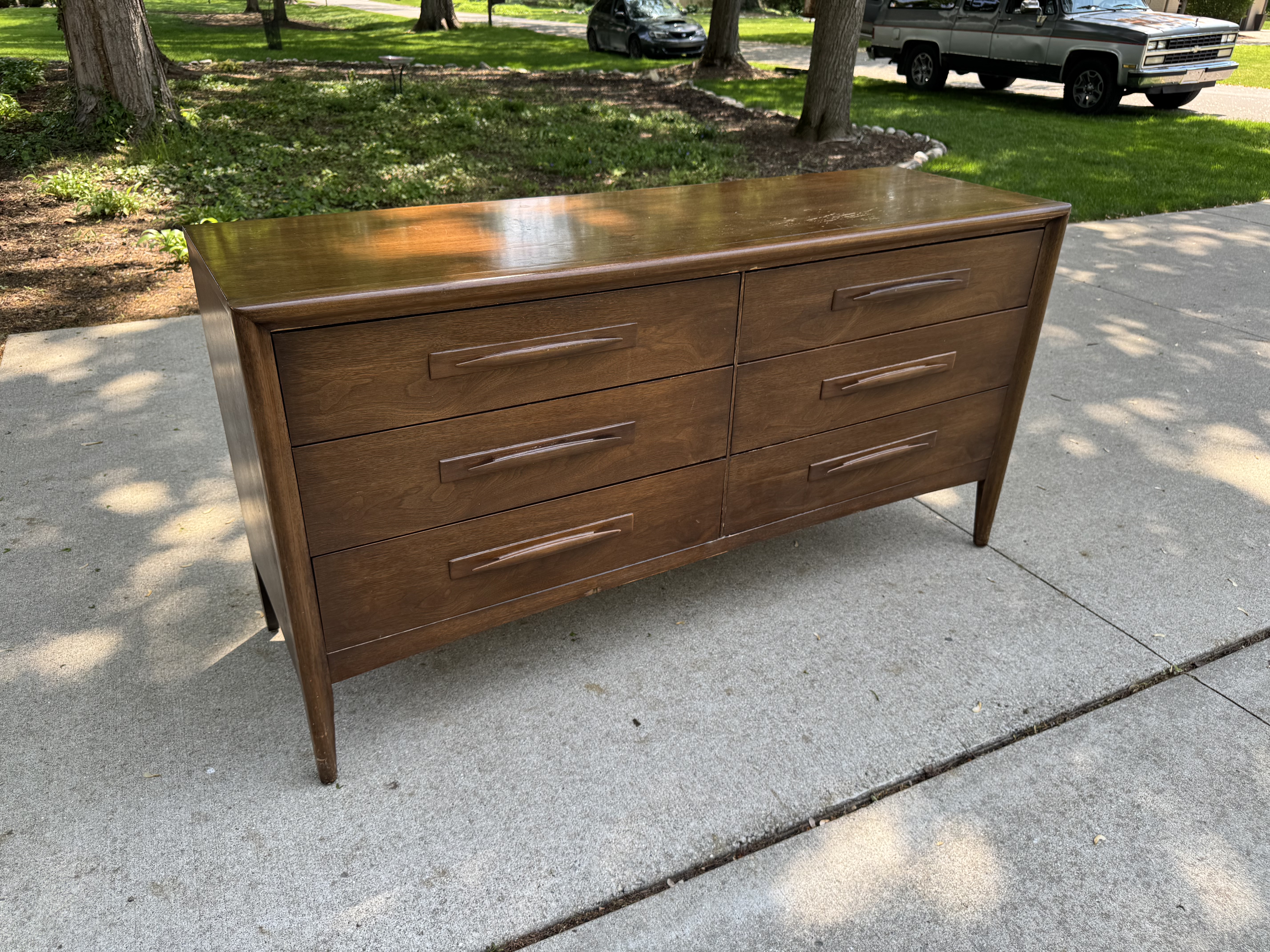 Broyhill Emphasis Lowboy